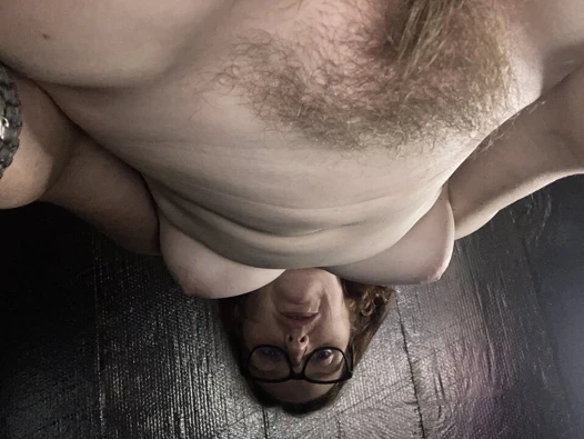 Telefonuma işemek için çırılçıplak soyunuyor