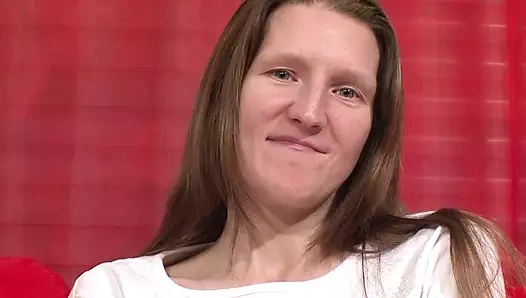 Alman pornosu – azgın kız, amını sikerken bacaklarını açar