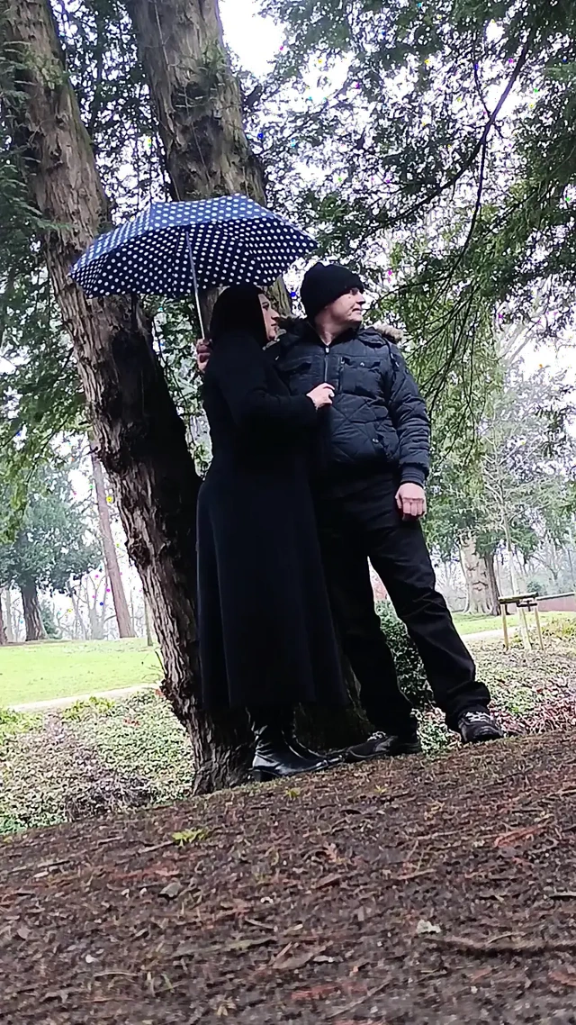 Müslüman kadın parkta dışarıda büyük bir yarakla oynuyor ve sakso çekiyor