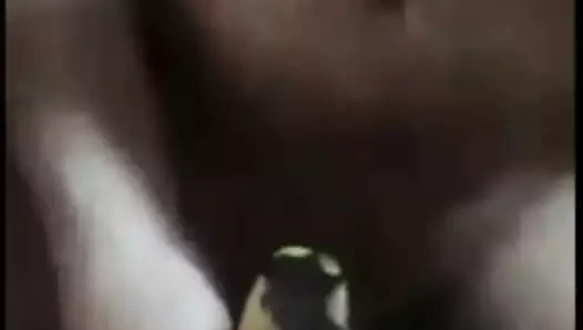 le mete una banana en la vagina