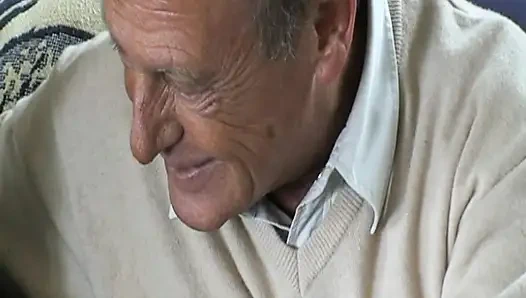 Yaşlı dede torununu sikiyor ve sonra nine ve arkadaşı ona katılıyor