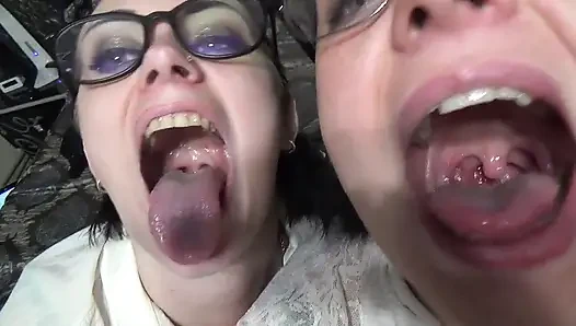 İki iş kadını seni bütün yemeden önce ağızlarıyla ve dilleriyle seni alay ediyor!