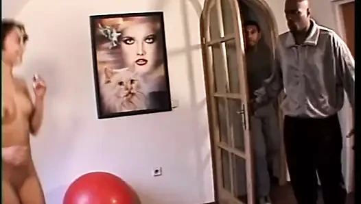 Büyük memeli orta yaşlı seksi kadın iki canavar siyah yarakla sikiliyor ve yüzüne boşalıyor