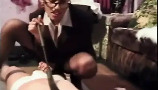 İtaatkar adam sahibesinin ayaklarına tapıyor