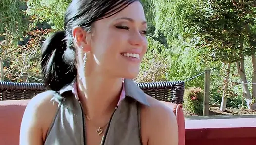 İki güzel lezbiyen amcık yalamanın ve dildo sikişinin tadını çıkarıyor