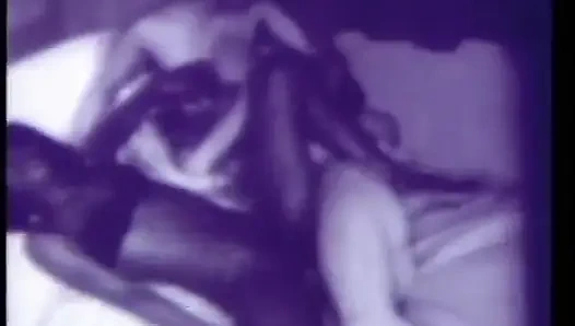 Azgın siyah beyaz orta yaşlı seksi kadın ve takma yarak dildo ile klasik üçlü grup seks (ses yok ama müzik)