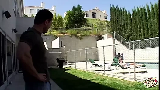 Brooklyn Night iki büyük memeli adamın ıslak yüzüne boşalmanın yanında tatlı götünü parmaklatıyor