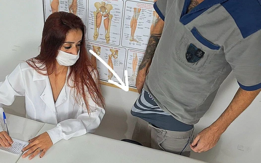 Hemşire hastanın sert yarağını izliyor!