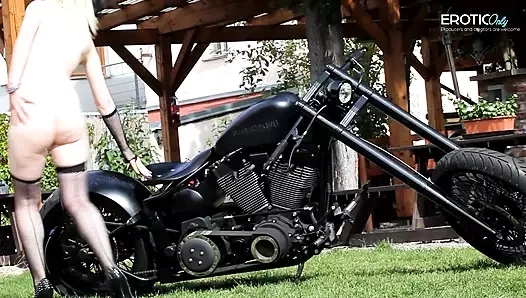 Büyük memeli kamera kızı slol video çekiyor ve EroticOnly'de web kamerası çekiyor.