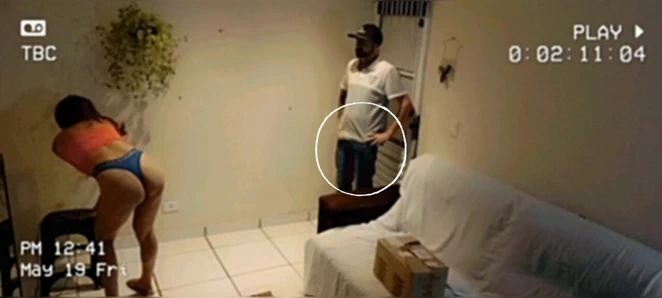 Evli kadın kuryeyi sadece külotla alıyor