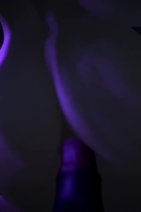 Sarışın piliç ormanda dildoya biniyor : 3 boyutlu porno