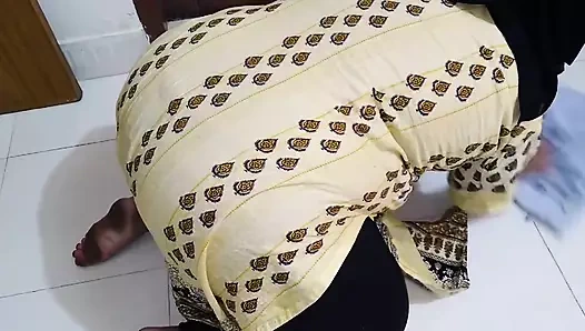 Hintli ateşli büyük götlü iri güzel kadın hizmetçi ofis patronu tarafından sert anal sikişiyor