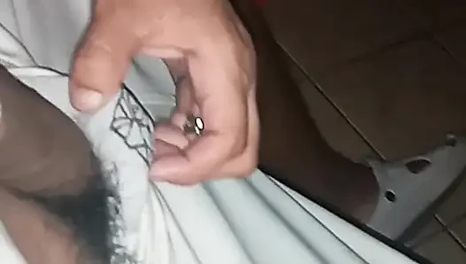 Oturma odasında yarak emiyor