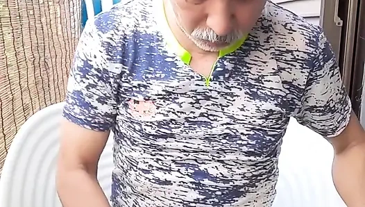 Açık havada Asyalı adam mastürbasyonu