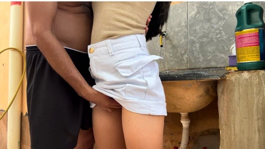 Genç ateşli hizmetçiyi tavlıyor ve kızarana kadar amını sikiyor