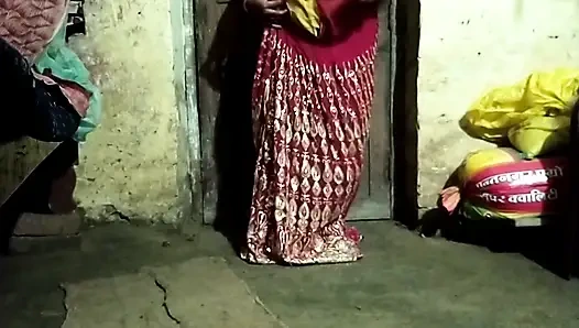 Genç Hintli çift öpüşüyor