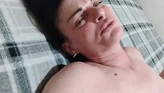 Bakış açısı seksi minyon orta yaşlı seksi kadın sikiliyor