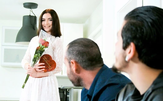 Üvey erkek kardeşler sevgililer günü sürprizi