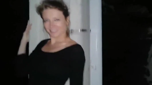 Fransız sürtük sokakta kaldırımda fahişe gibi davranırken yakalandı