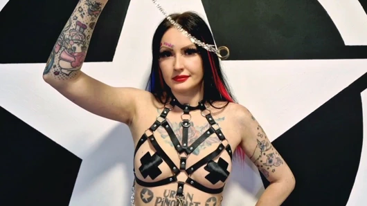 Dominatrix Nika beyninizi sikecek ve sizi onun iradesine boyun eğdirecek. Ağır çekim videoyu izle, her şeyini em