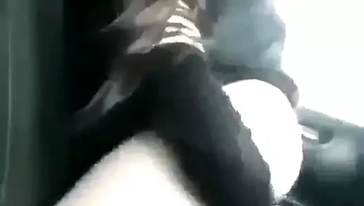 Geile Hure hat im Auto sex mit Freund