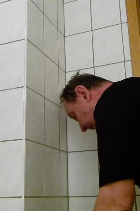 Andreas büyük şişman bir dildoyla emiyor