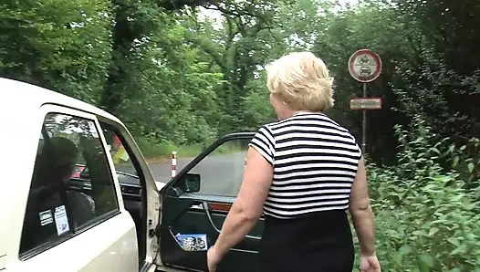 Doğal saçlı sarışın olgun Alman ev hanımı sikiliyor