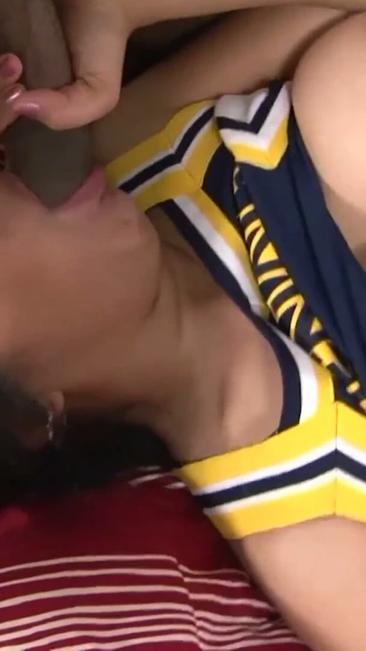 Büyük memeli cheerleader üç sınıf arkadaşıyla sikişiyor çünkü azgın | Bölüm 3