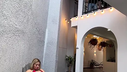 Kocam burada değil ve üvey oğlum senin en iyi arkadaşın! Sarışın üvey anneyle ırklararası seksle sevişiyorum!