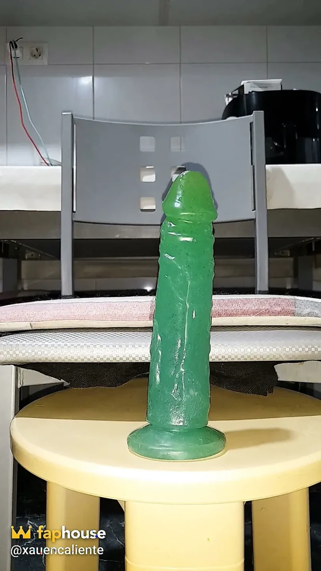 Arka Plana Kocaman Yeşil Dildo ile Kıçımı Sikmek Yakın Çekim