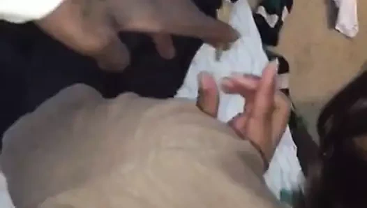 İnce siyah bebek emmek ve köpek sikme