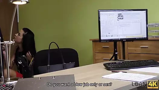 Uzun saçlı esmer inga küçük bir kredi şirketine geliyor