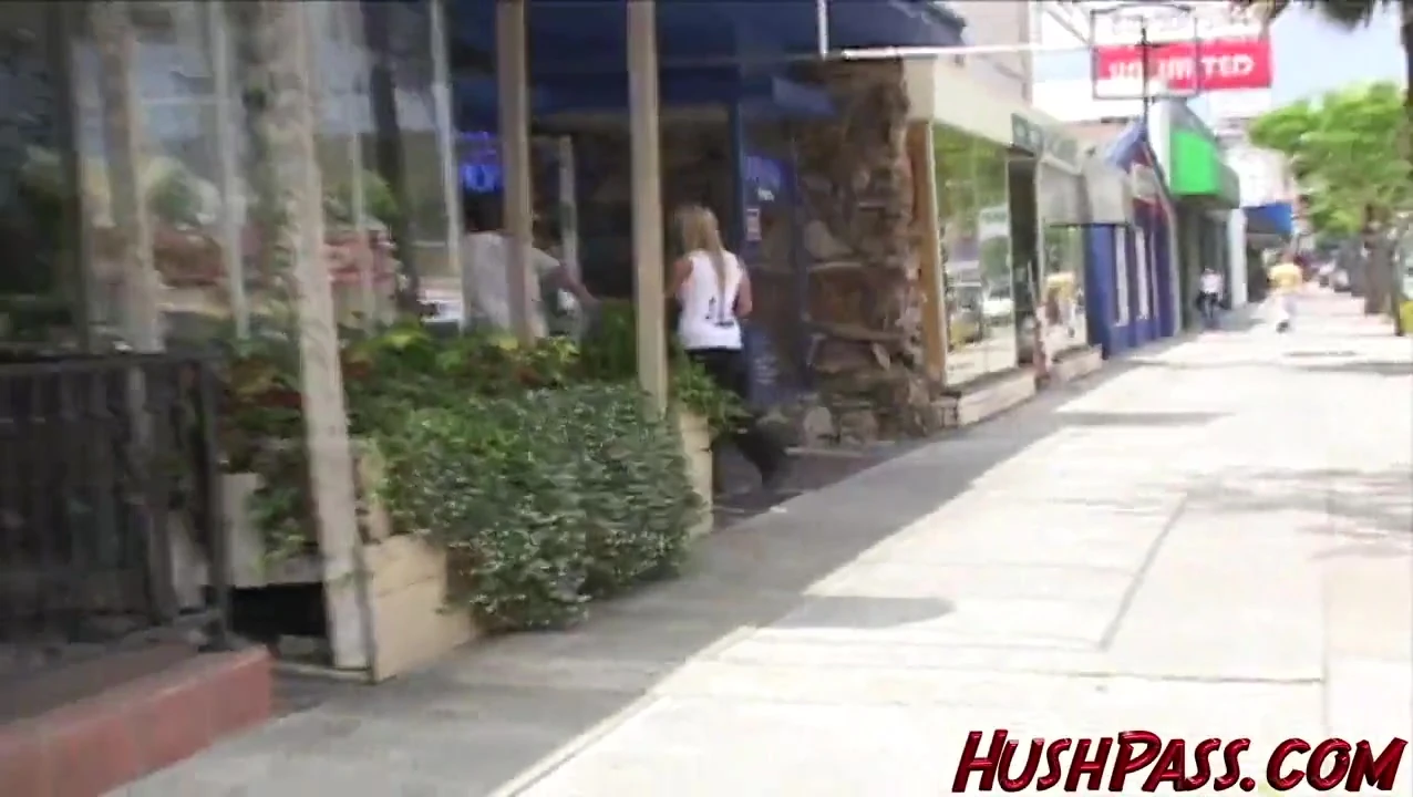 Broke bà nội trợ lấy tiền mặt cho con gà!