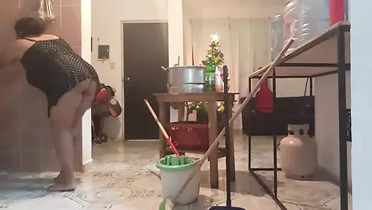 Şişman evli kadın temizlik yapıyor 4