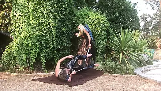 Melek peri kostümü içinde bir mmf üçlü var