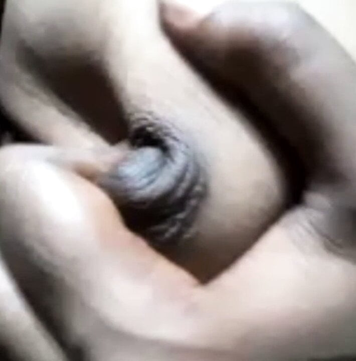 Göğüslerim tuvalette okşuyor