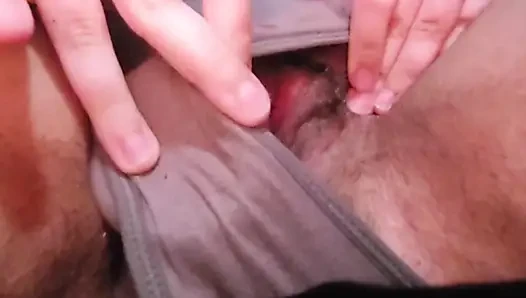 Yalayan vibratörle boşalıyor