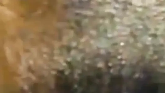 Genç Ugandalı Genç Kız Kendini Parmaklıyor