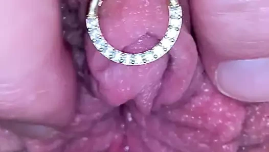 Milf dev deldi klitoris ile oynuyor