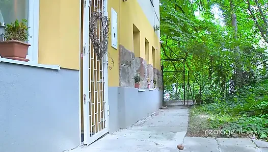 Kızlar sırayla yarak emiyor ve alıyor
