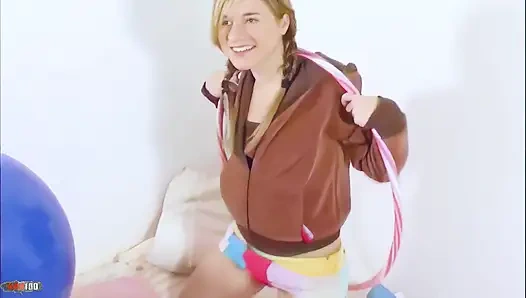 Monica-vera: güzel minyon sarışın Monica Vera soyunuyor ve kamerada ateşli oluyor