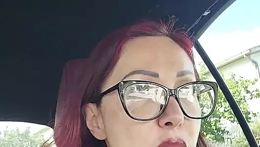 Olgun sürtük geğiriyor ve araba sürüyor