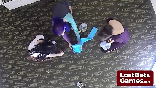Üç acemi ilk çıplak çekimlerine dalıyor