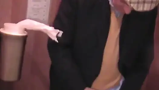Dede çok ateşli bir striptizci sunuyor!