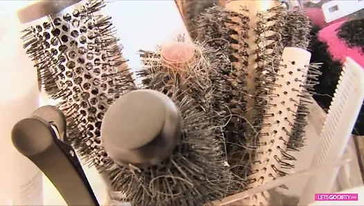 Mükemmel orta yaşlı seksi kadın yaşlı bir adamla sert sikişiyor