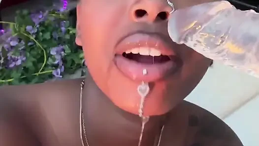 Zenci kadın dildo sakso çekiyor