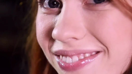 Minik kızıl kız öğrenci Dolly Little üniformasını çıkarıyor