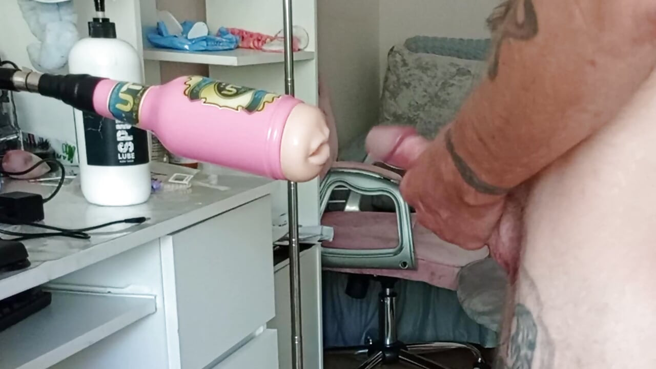 Damadı seks makinesiyle yarağa mastürbasyon yapıyor ve boşalıyor