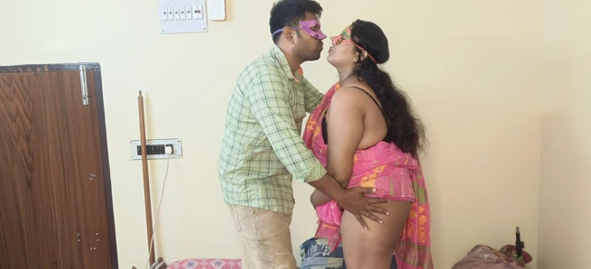 Yüksek profilli ev hanımı yatak odasında kameralı adamla seks.