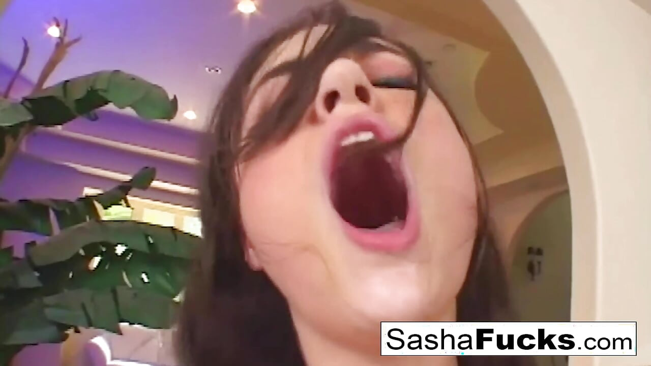 Sıska esmer Sasha sıkı amcığını dolduruyor